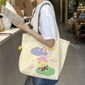 Détail d'un grand cabas en toile beige avec broderie colorée de maison et de chien - Sac Bandoulière Cordon Broderie Éponge Mignon : Paradis des Chiots (Beige)