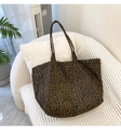 Makrodetail der großen Canvas-Einkaufstasche mit Leopardenmuster auf einem Stuhl - Doppelseitige Schultertasche(35924) / Brauner Leopard