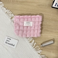 Detailaufnahme der rosa Bubble-Kosmetiktasche aus weichem strukturiertem Stoff - Blasenrosa