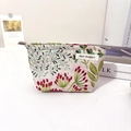 Détail d'une trousse à maquillage florale avec fermeture éclair et étiquette tissée - Cosmos Fluorescent Beige