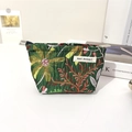 Détail d'une trousse à maquillage matelassée à fleurs vertes avec étiquette May Rabbit - Cosmos Fluorescent Vert