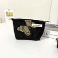 Détail de la trousse de maquillage jacquard noire avec motif papillon doré et fermeture éclair - Broderie Papillon Doré