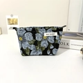 Détail de la trousse de maquillage florale avec étiquette tissée et fermeture - Floral Bleu