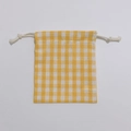 Vista dall'alto del sacchetto a quadretti gialli con chiusura a coulisse in cotone - Giallo a Quadri