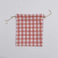 Dettaglio del sacchetto a quadretti rossi e bianchi con chiusura a coulisse in cotone - Quadri Rosa