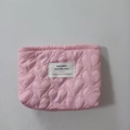 Detalle del neceser rosa acolchado con diseño de corazones y etiqueta tejida - Rosa