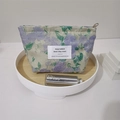 Détail de la trousse de maquillage en jacquard vintage avec fleurs mauves et zip en métal - Pivoine Gaufrée Violet