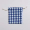 Dettaglio del sacchetto in cotone a quadretti blu e bianchi con chiusura a cordoncino - Quadri Blu