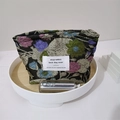Vue détaillée du tissu jacquard floral vintage avec texture tissée élégante sur une pochette - Lotus Bleu Gaufré