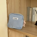 Pochette per assorbenti a quadretti bianchi e blu con etichetta lime e nappa rosa - Stile Gingham Blu