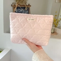 Detailopname van de lichtroze gewatteerde make-uptas met een May Rabbit geweven label - Roze