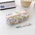 Dettaglio dell'astuccio trapuntato a fiori con texture in tessuto e cerniera di chiusura - Fiore Blu