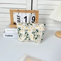 Detaillierte Stickerei von weißen Gänseblümchen auf einer beigen Canvas Kosmetiktasche - Kleine Clutch / Beige