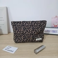 Detalle del neceser de pana con estampado de leopardo y etiqueta tejida de May Rabbit - Leopardo Caqui