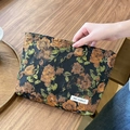 Detail der floralen Kosmetiktasche mit Rosen-Jacquardmuster und gewebtem Logo - Geprägte Pfingstrose Schwarz