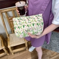 Nahaufnahme der May Rabbit Tasche mit rosa Tulpenmuster in einer Alltagsanwendung - Blumige Tulpe Hellrosa