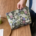 Detail der floralen Jacquard-Stoffstruktur auf einer großen May Rabbit Kosmetiktasche - Geprägter Blauer Lotus