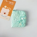 Detalle del monedero acolchado verde menta con textura suave y cierre de botón a presión - Bolsa de Tarjetas Mint Mambo