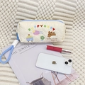 Detailaufnahme der gesteppten Kosmetiktasche mit Welpen-Stickerei und blauer Handschlaufe - PUPPY BABY Thema Mäppchen
