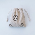 Dettaglio di un sacchetto in velluto a coste crema con coulisse e stampa a faccina allegra - Faccina Sorridente Bianco Crema