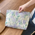Nahaufnahme der gelben Jacquard-Kulturtasche mit lila Rosenmuster und Stoffetikett - Geprägte Pfingstrose Lila