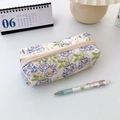 Dettaglio dell'astuccio trapuntato a fiori con cerniera e stampa floreale colorata - Fiore Blu