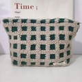 Dettaglio della trousse a scacchi verdi e beige in pile morbido con chiusura a cerniera - Quadri Verde Scuro