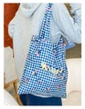 Dettaglio della borsa tote in tela a quadretti blu con fiori e scritte Paris - Stile Piccoli Fiori a Quadretti Blu