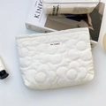 Gesteppte florale elfenbeinfarbene Kosmetiktasche mit May Rabbit Label auf weißem Tisch - Gesteppte Baumwolle Blume (Bunt)