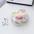 Dettaglio custodia in cotone trapuntato per auricolari con motivo floreale e zip rosa - Fiore Blu