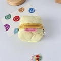 Detalle macro de la funda acolchada amarilla con cremallera dorada y perla - Acolchado Calabaza Amarillo