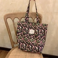 Detail der Stofftasche aus Canvas mit Tulpenmuster und Webetikett an einem Stuhl - Blumen Tulpe Schwarz