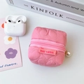 Housse de casque matelassée rose avec breloque en perle blanche et étiquette de marque - Rose