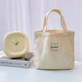 Detalle del bolso tote de pana en color crema con textura acanalada y etiqueta tejida - Blanco Crema