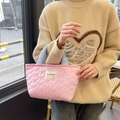 Dettaglio borsa trapuntata rosa a cuori con manici azzurri ed etichetta May Rabbit - Cuore rosa tracolla blu