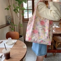 Détail de l'étiquette May Rabbit cousue sur le sac en toile à motif floral doux - Pivoine Rose