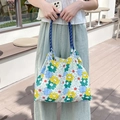 Dettaglio della borsa tote in tela floreale con stampa margherite e manici in corda blu - Fiori Colorati