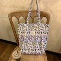 Détail du sac cabas en toile à fleurs avec tulipes mauves et étiquette tissée - Tulipe Florale Bleue