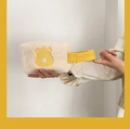 Détail de la broderie ours sur trousse à maquillage en peluche avec anse brodée - Ours Coeur (Jaune)