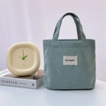Detalle del bolso tote de pana verde claro con parche de marca y textura rugosa - Gris Azulado Claro