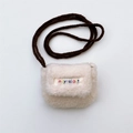 Detail einer cremefarbenen Plüsch-Umhängetasche aus Webpelz mit Webriemen und Logo-Label - Langes Schlüsselband Plüsch Kopfhörertasche - Cremeweiß