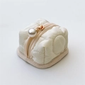 Detalle de funda acolchada crema para auriculares con cremallera dorada y colgante de perla - Blanco Roto