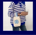 Broderie détaillée d'ours bleu sur pochette en peluche blanche avec sangle logo - Ours Coeur (Bleu)