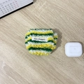 Detail van gestreepte pluche oortelefoonhoes in groen, geel en wit met May Rabbit-label - Lange Koord Gebreid Groen Geel Wit Strepen
