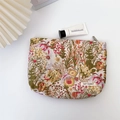 Dettaglio della borsa da trucco in jacquard floreale con etichetta May Rabbit e zip - Fiori abbondanti