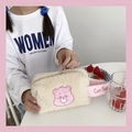 Détail de la trousse de maquillage beige en peluche avec broderie Care Bears et zip en métal - Ours Coeur (Rose)