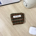 Detail van een rood en groen geruit stoffen oortelefoonhoesje met een vierkante klep - Lange Koord Tweed Rood & Groen Ruit