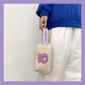 Détail d'un sac à main en sherpa avec broderie ours violet et poignée à logo design - Ours Coeur (Violet)