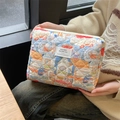 Bolso acolchado de algodón con ilustraciones de animales sostenido por una mujer - Familia de Conejos