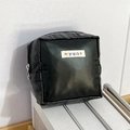 Details einer matten wasserdichten quadratischen Kosmetiktasche mit Logo-Patch und Reißverschluss - Schwarz